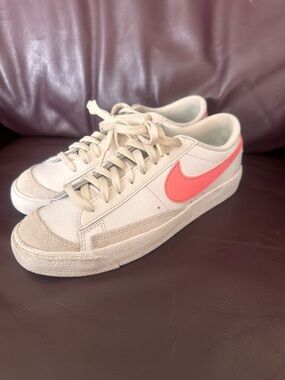 Nike Women’s Low-Top Sneakers in Off-White with Coral Swoosh